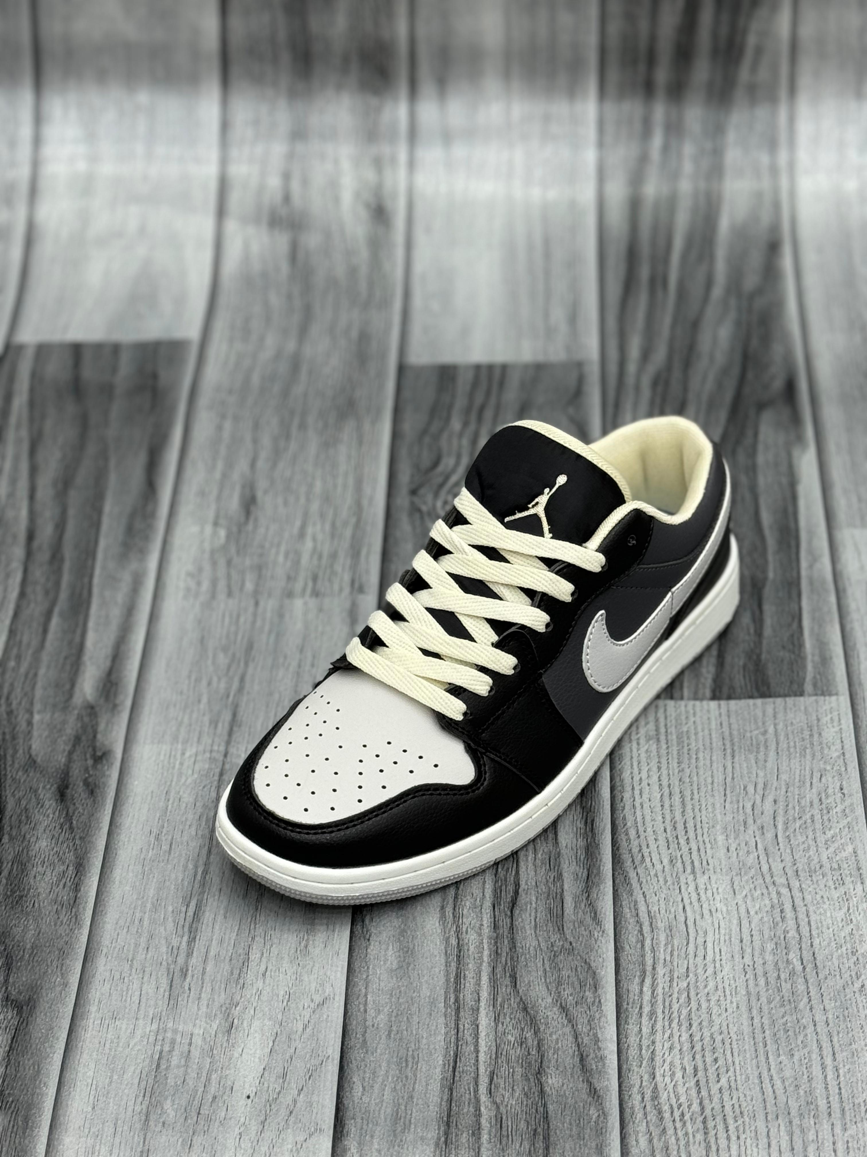 Air Jordan 1 Low Black & White