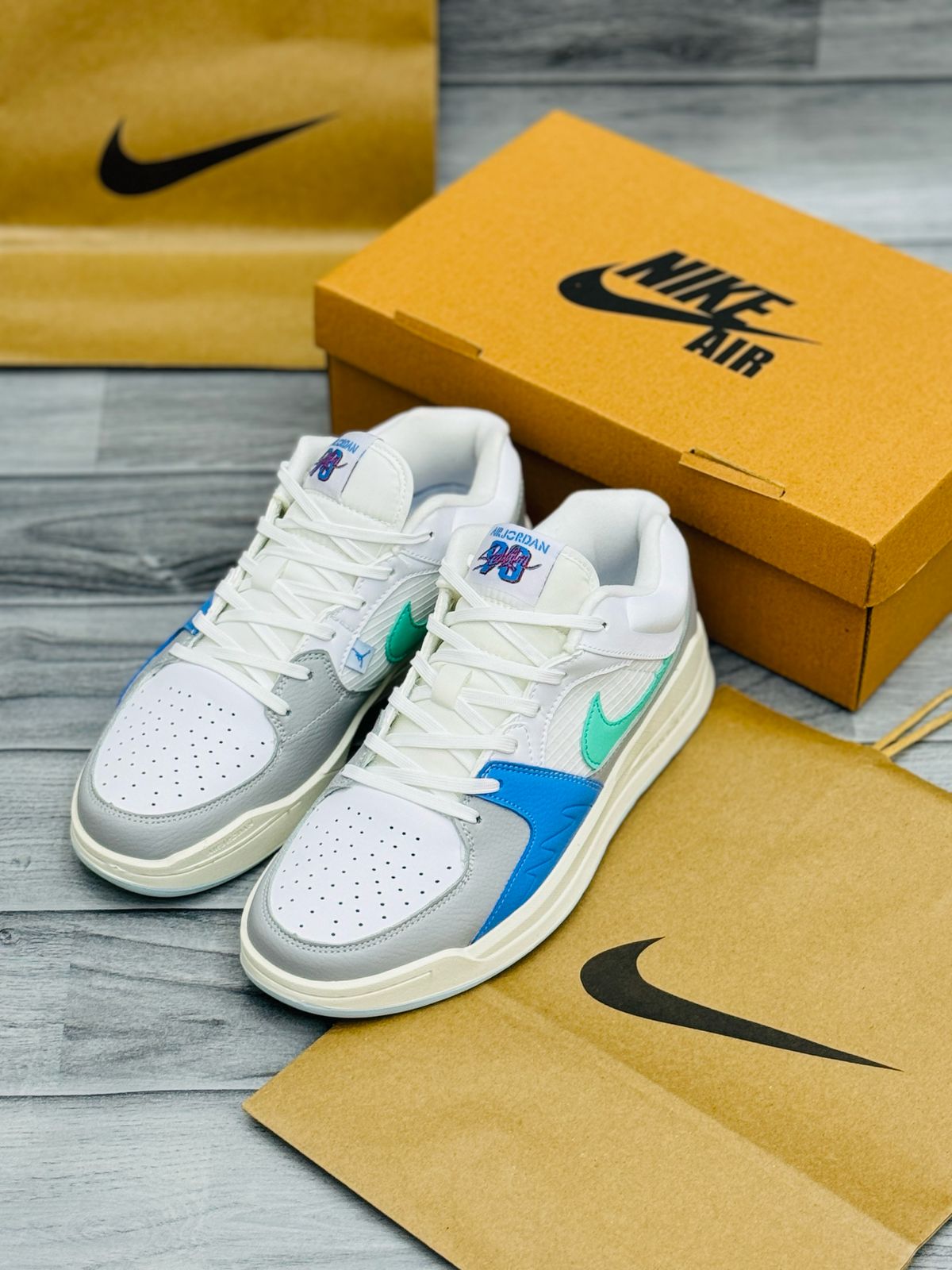 Air Jordan 1 Low SE - White/Navy/Red