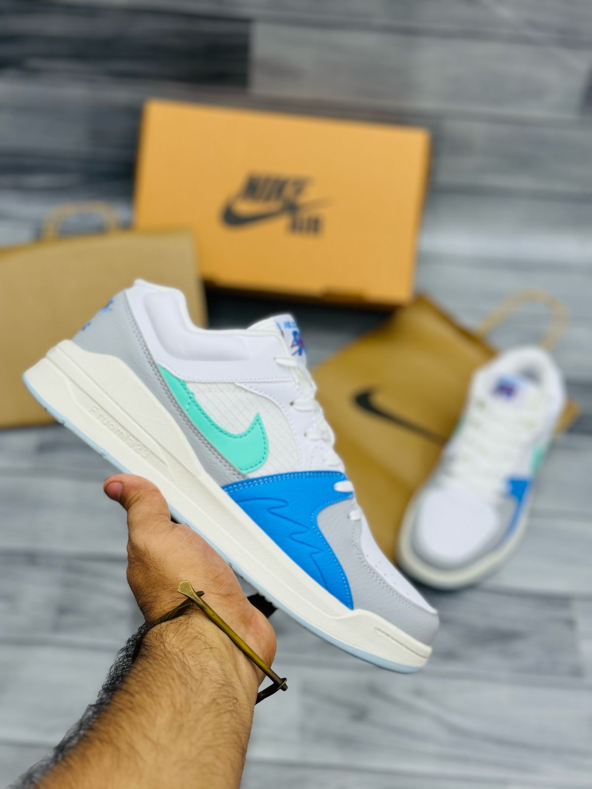 Air Jordan 1 Low SE - White/Navy/Red