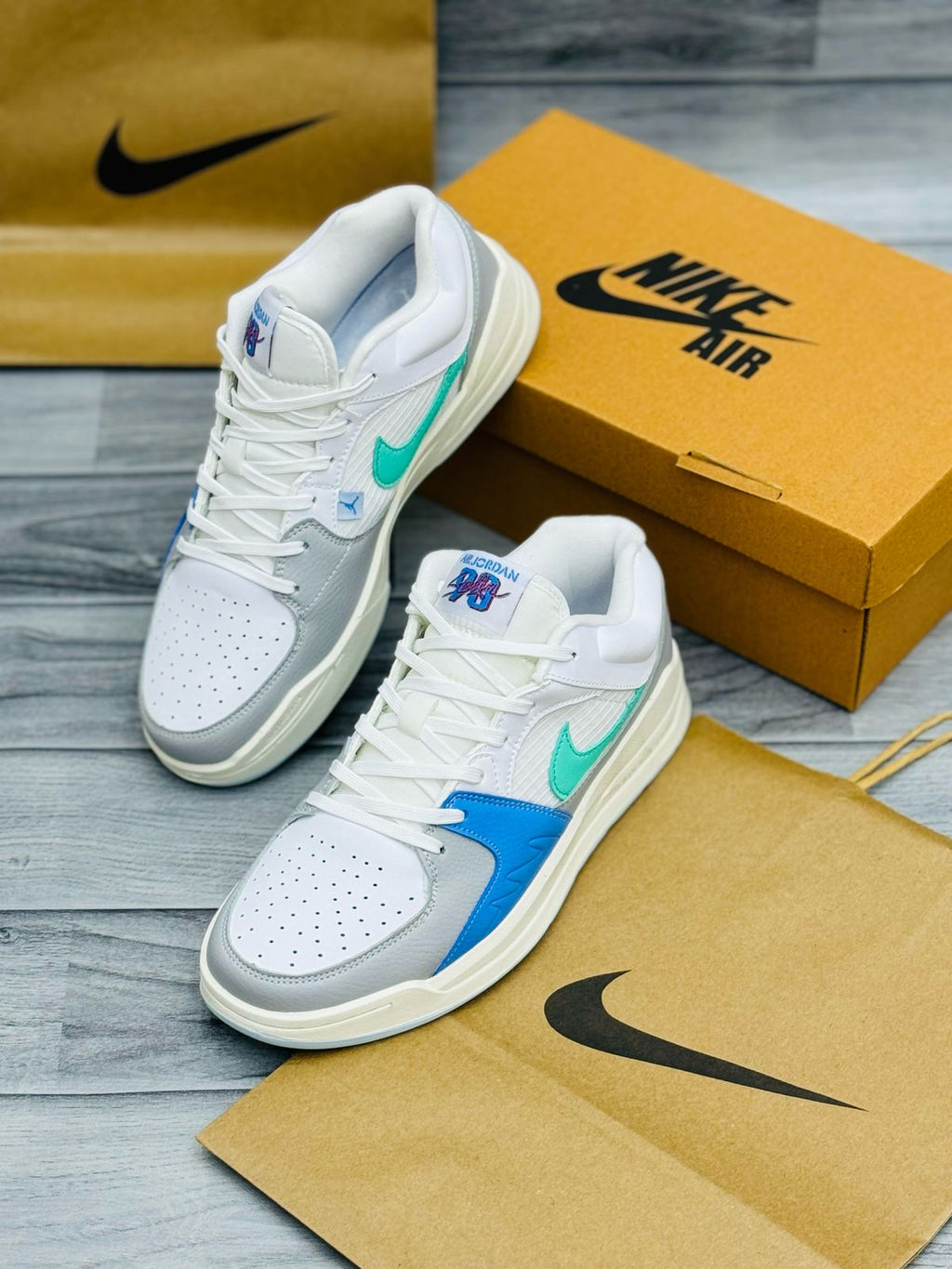 Air Jordan 1 Low SE - White/Navy/Red