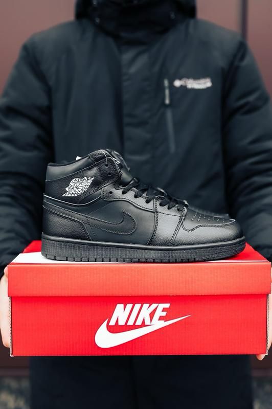 Air Jordan 1 Mid – Triple Black Edition