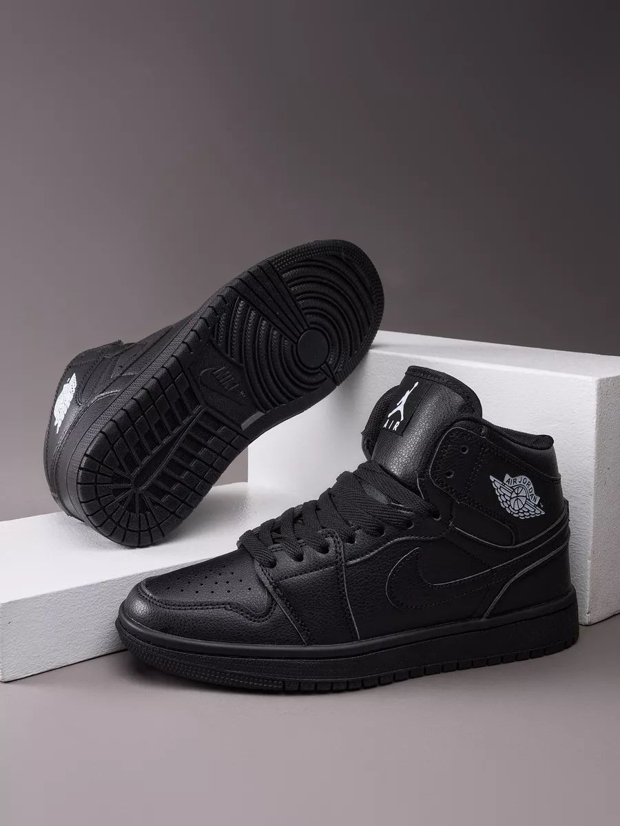 Air Jordan 1 Mid – Triple Black Edition