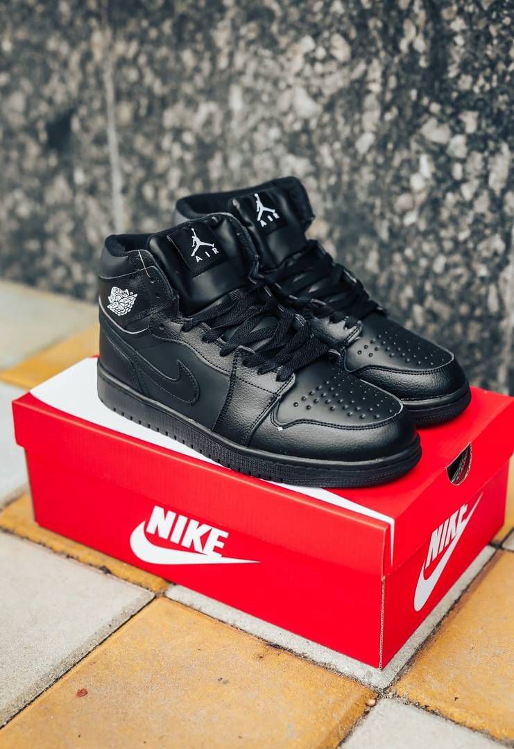 Air Jordan 1 Mid – Triple Black Edition