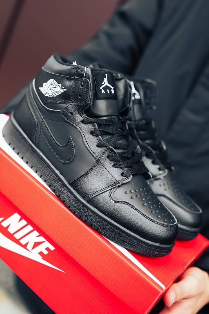 Air Jordan 1 Mid – Triple Black Edition