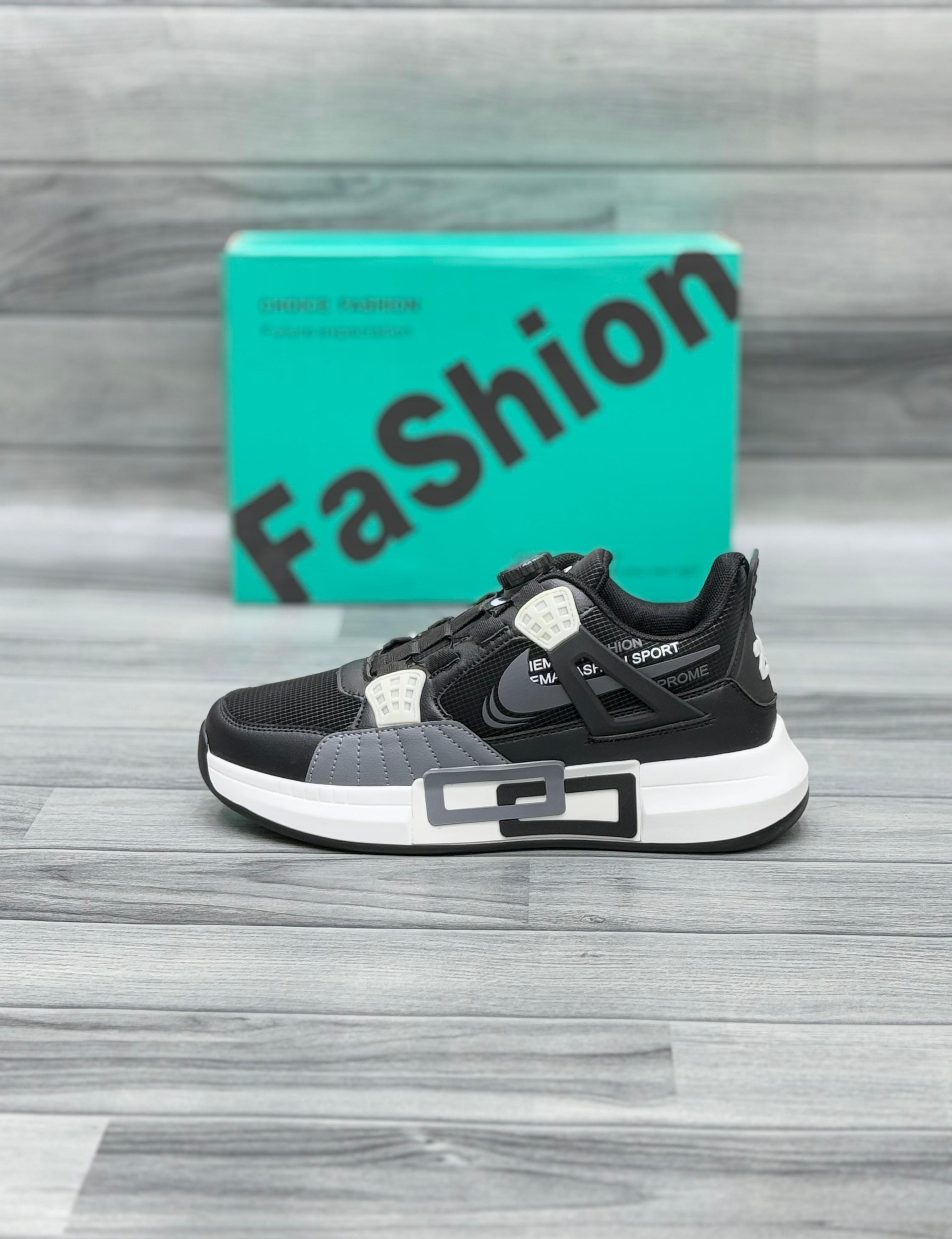 Men's Fashion Sneakers – Black & White Trendy Sports Shoes