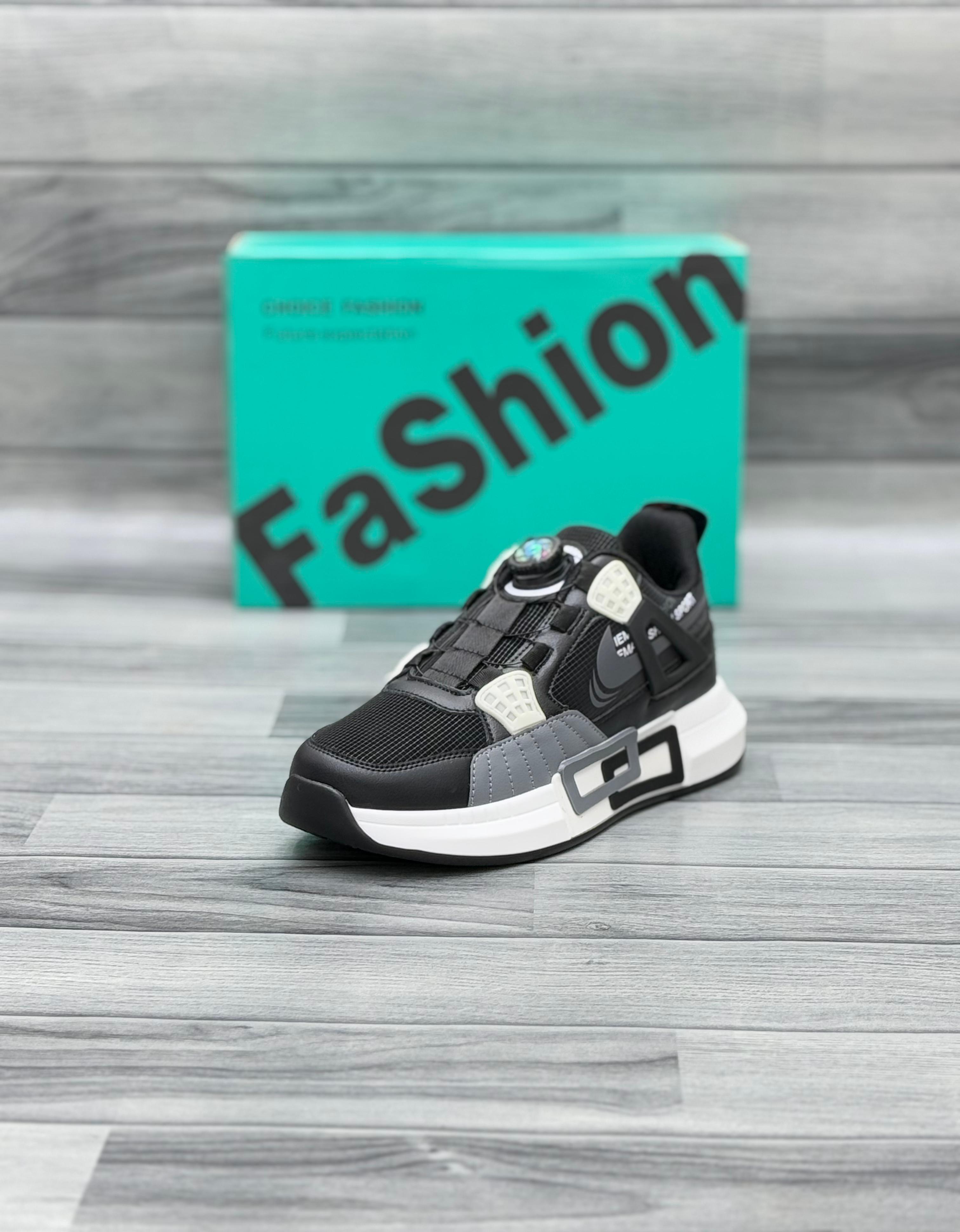 Men's Fashion Sneakers – Black & White Trendy Sports Shoes